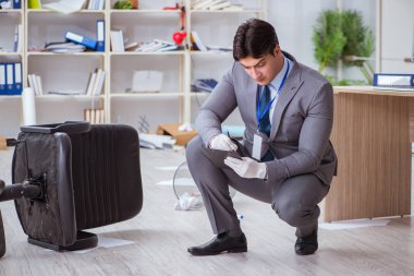 Görevdeki suç soruşturması sırasında genç adam