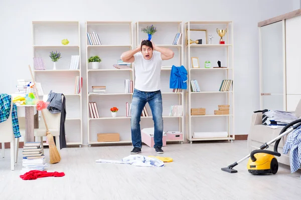 Adam evi temizliyor.