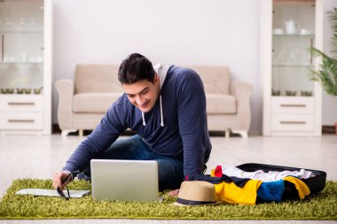 Tatil gezisini haritayla planlayan adam