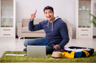 Tatil gezisini haritayla planlayan adam