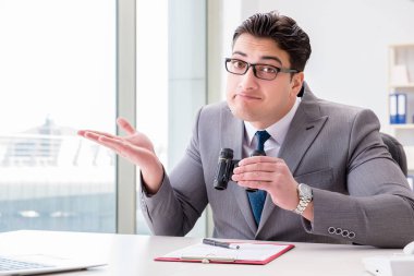 Raporda hatalar ve hatalar arayan adam