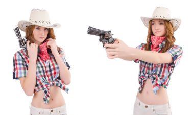 Kızıl saçlı cowgirl silahla üzerine beyaz izole