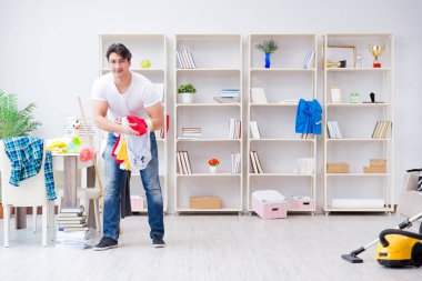 Adam evi temizliyor.