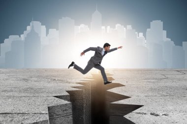 İş adamı uçurumdan atlıyor.