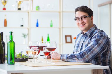 Profesyonel şarap garsonu kırmızı şarap tadıyor.