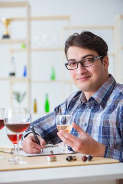 Profesyonel şarap garsonu kırmızı şarap tadıyor.