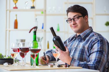 Profesyonel şarap garsonu kırmızı şarap tadıyor.