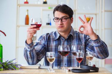 Profesyonel şarap garsonu kırmızı şarap tadıyor.