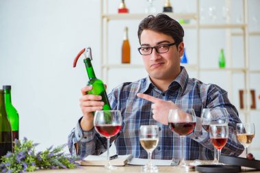 Profesyonel şarap garsonu kırmızı şarap tadıyor.