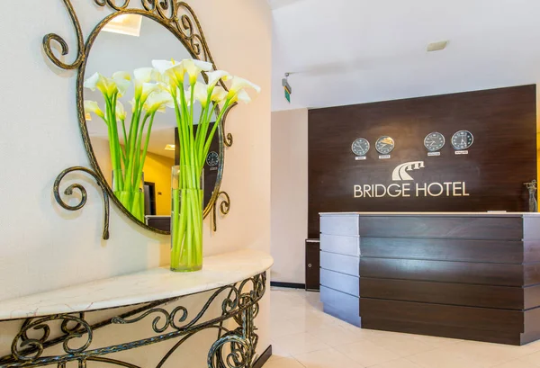 Hotel reception with desk and clocks — Stock Photo, Image