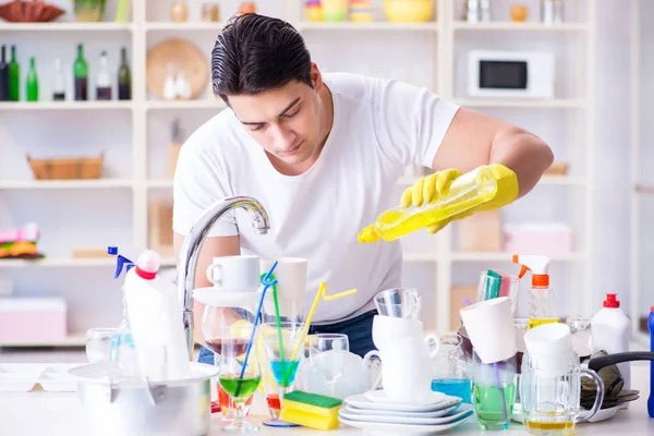 Ο άνθρωπος απολαμβάνει το πλύσιμο των πιάτων στο σπίτι — Φωτογραφία Αρχείου