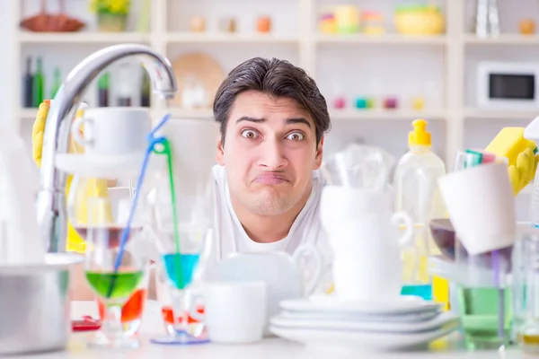 Homem frustrado por ter que lavar pratos — Fotografia de Stock