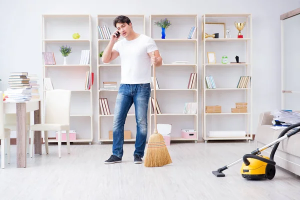 Hombre haciendo limpieza en casa —  Fotos de Stock