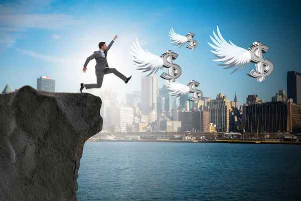 ビジネスコンセプトで天使のドルを追いかけるビジネスマン — ストック写真