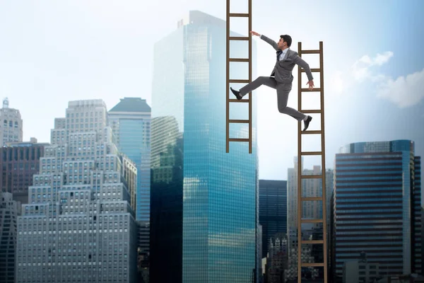 Üzletember mászás karrier létra az üzleti koncepció — Stock Fotó