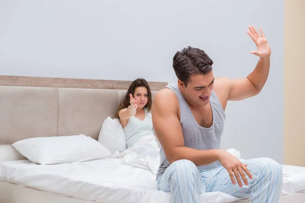 Familieconflict met vrouw en man in bed — Stockfoto