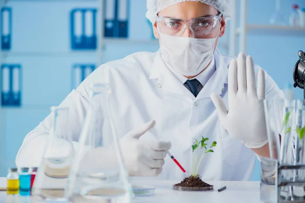 Concepto de biotecnología con científico en laboratorio —  Fotos de Stock