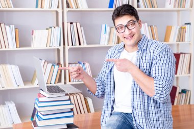 Kitapları olan genç bir öğrenci sınavlara hazırlanıyor.