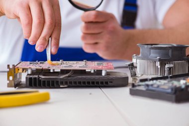 Masaüstü bilgisayarını tamir eden bilgisayar tamircisi