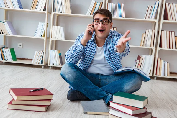 Genç öğrenci kitaplarla çalışıyor.