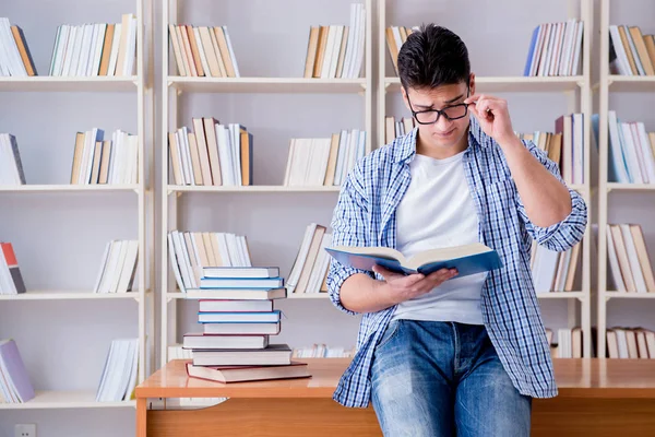 Jovem estudante com livros se preparando para exames — Fotografia de Stock