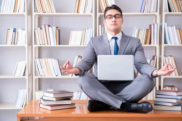 Estudiante de negocios en posición de loto meditando con una laptop i — Foto de Stock