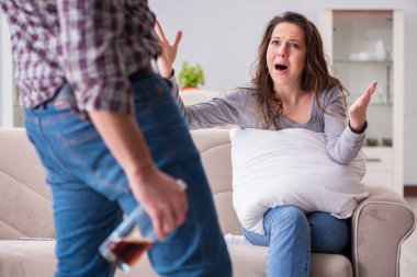 Sarhoş alkoliklerle aile içi şiddet kavramı