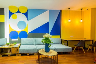 Kanepeli büyük bir oda.