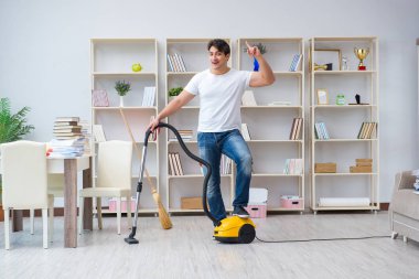 Adam evi temizliyor.