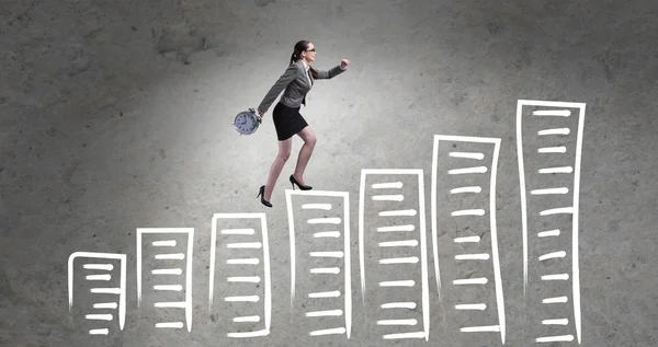 商业概念中的女企业家晋升职业阶梯 — 图库照片