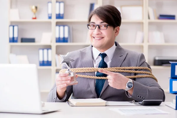 Бізнесмен зв'язаний з мотузкою в офісі — стокове фото