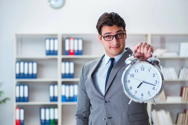 Geschäftsmann mit Wecker im Büro — Stockfoto