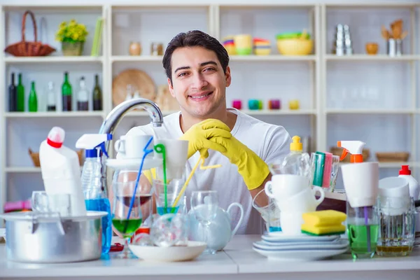 Man enjoying dish washing chores at home — Stock Photo, Image