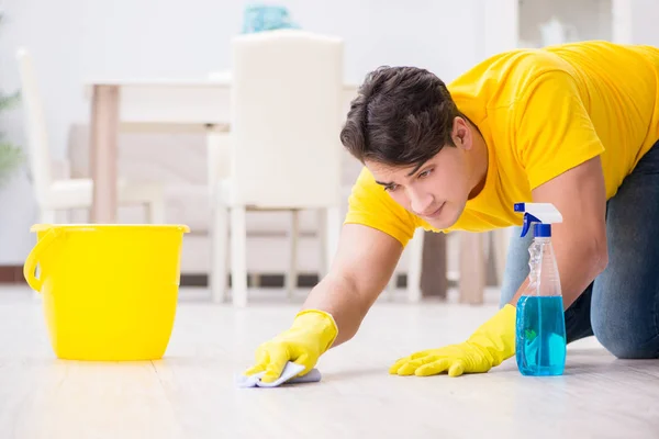 Jovem fazendo tarefas em casa — Fotografia de Stock