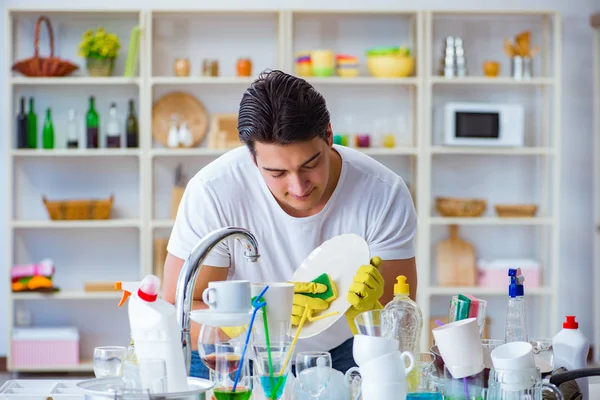 Homem desfrutando de tarefas de lavagem de pratos em casa — Fotografia de Stock