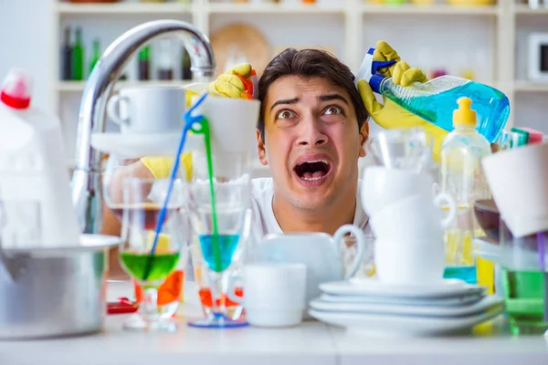 L'homme frustré d'avoir à laver la vaisselle — Photo