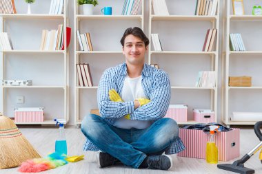 Adam evi temizliyor.