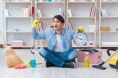 Adam evi temizliyor.