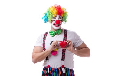 Beyaz arka planda kalbi olan komik bir palyaço.