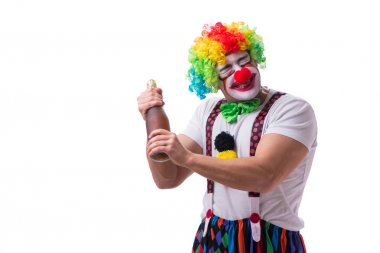 Beyaz arka planda izole edilmiş şişe taşıyan komik bir palyaço.