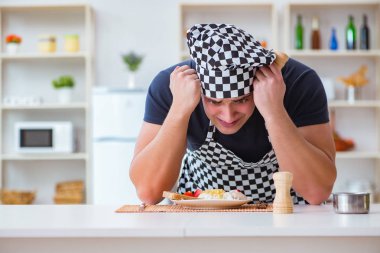 Aşçı mutfakta akşam yemeği hazırlıyor.