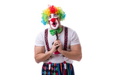 Beyaz arka planda izole edilmiş silahlı komik bir palyaço.