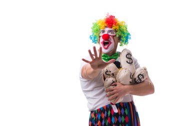 Beyaz arka planda para çuvalları olan komik bir palyaço.