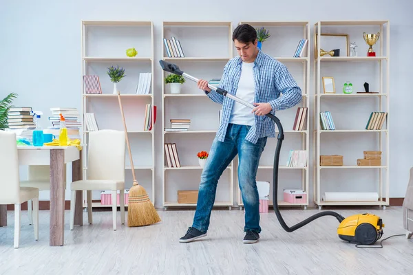 Hombre haciendo limpieza en casa —  Fotos de Stock