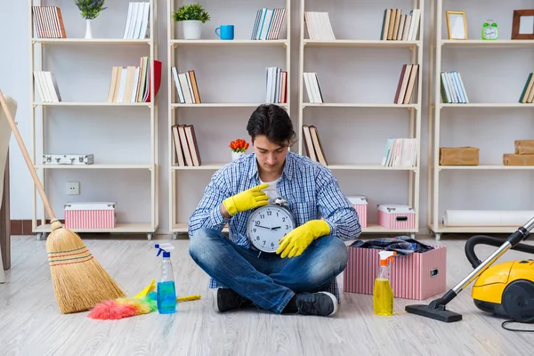 Hombre haciendo limpieza en casa —  Fotos de Stock