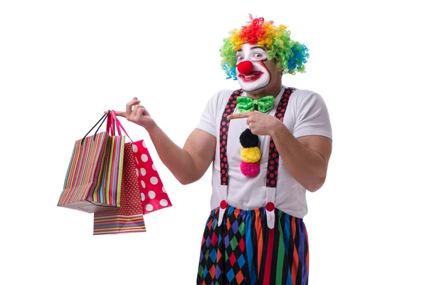 Lustiger Clown nach Einkaufstüten isoliert auf weißem Hintergrund — Stockfoto