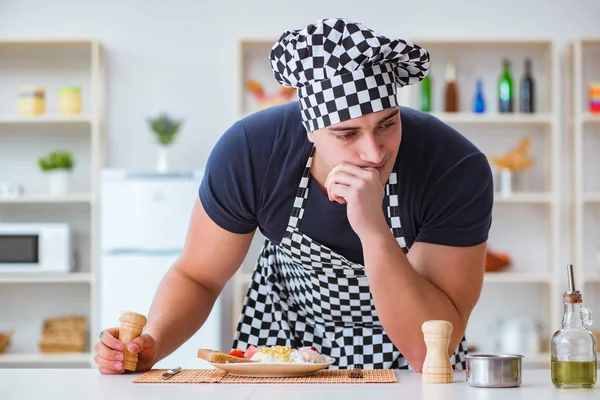 Cocinero cocinero cocinando una cena de desayuno en la cocina —  Fotos de Stock