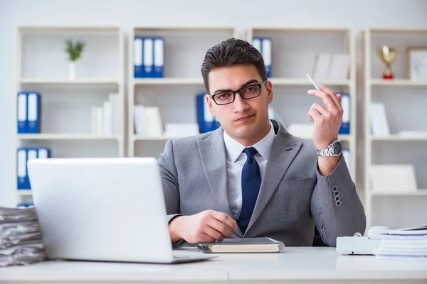 Empresário fumando no escritório no trabalho — Fotografia de Stock