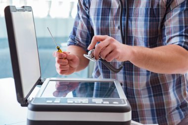 Tamirci bozuk renk yazıcısını tamir ediyor