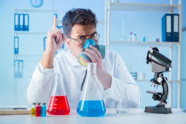 Laboratuvarda çalışan çılgın bir kimyager.